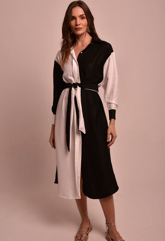 Vestido chemise midi bicolor preto e branco com faixa na cintura, mangas longas e botões frontais.