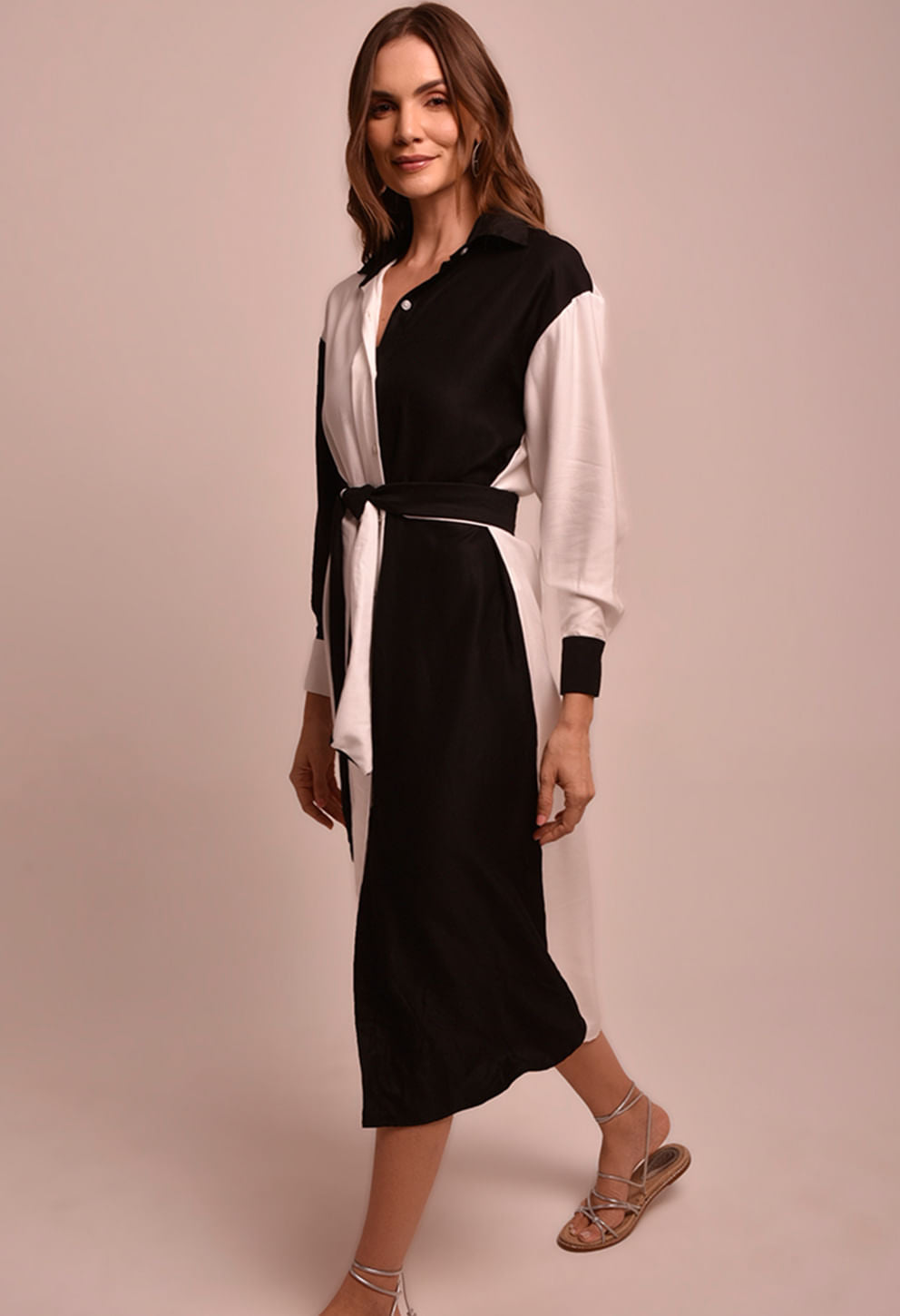 Vestido chemise bicolor preto e branco, vista lateral com faixa amarrada na cintura.