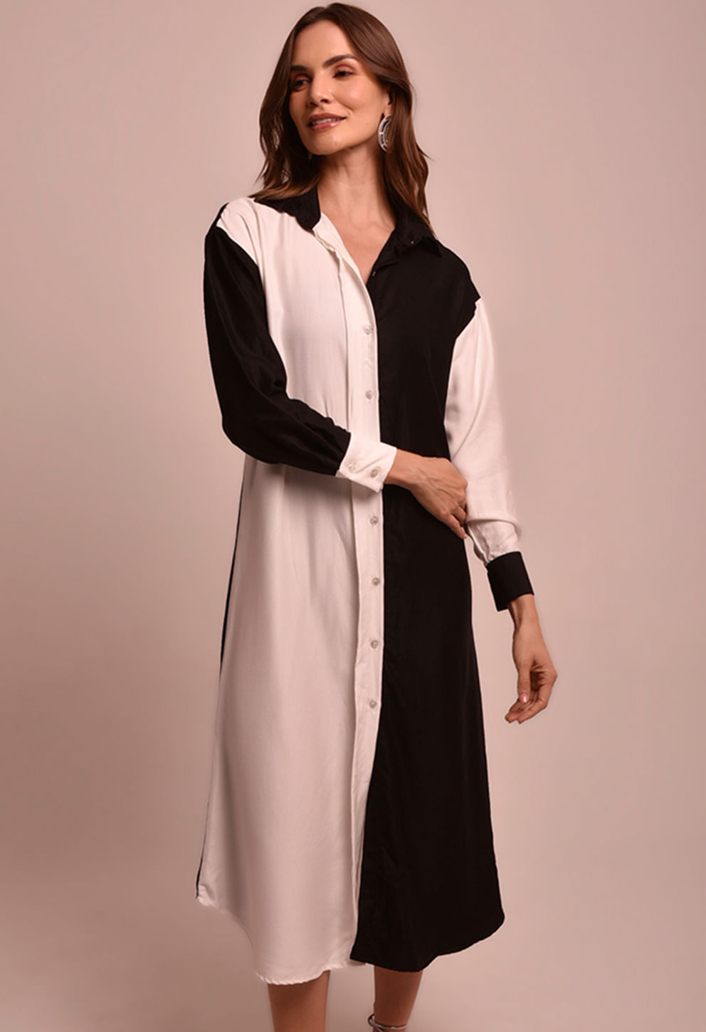 Vestido chemise bicolor preto e branco com botões e faixa, vista frontal.