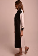 Vestido chemise midi bicolor preto e branco, vista lateral com faixa na cintura.