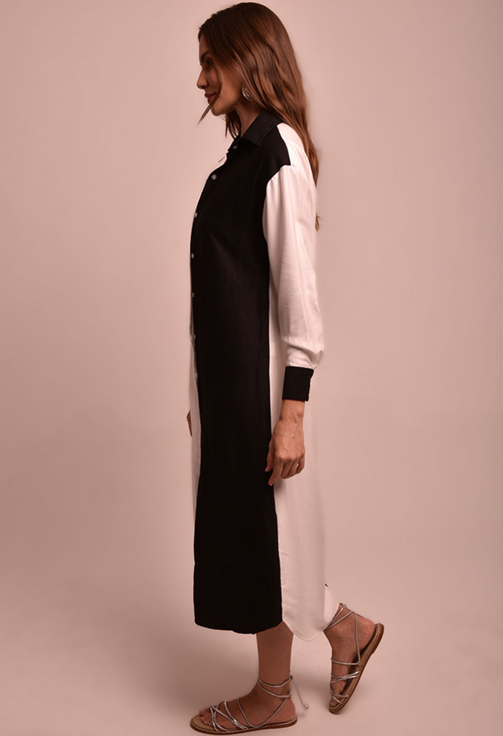 Vestido chemise midi bicolor preto e branco, vista lateral com faixa na cintura.