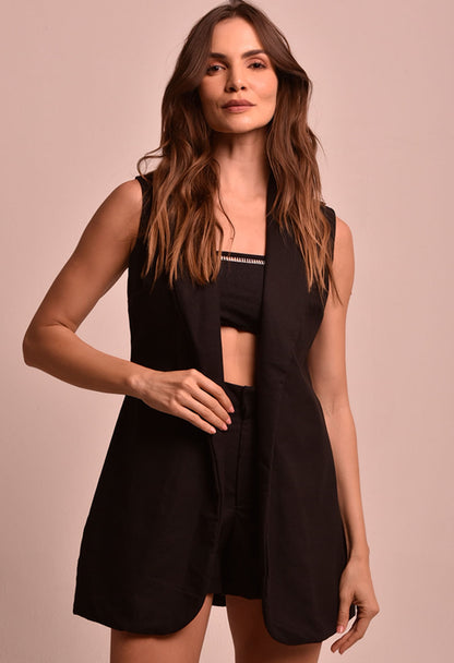 Mulher usando Colete Malu Luar preto, colete sem mangas com lapela larga e corte reto