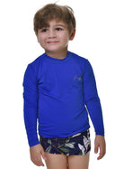Camisa de proteção UV infantil azul royal manga longa com logo bordado, modelo infantil em fundo branco