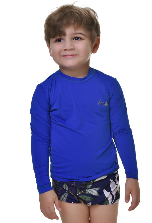 Camisa de proteção UV infantil azul royal manga longa com logo bordado, modelo infantil em fundo branco