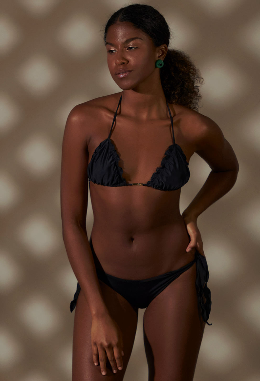 Top biquíni cortininha ripple preto com alças finas amarradas no pescoço, tecido franzido, modelo feminino de pele escura