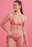 Calcinha levanta bumbum rosa pink com detalhes folha, vista frontal com modelo sorrindo