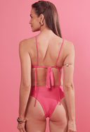 Vista traseira de biquíni rosa com tiras finas e calcinha hot pants, modelo de costas.