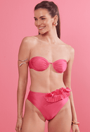 Calcinha hot pants rosa com babado estilo folha e top tomara que caia rosa, modelo feminina sorrindo.