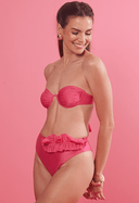 Calcinha hot pants rosa com babado estilo folha e top tomara que caia rosa, modelo sorrindo de lado.