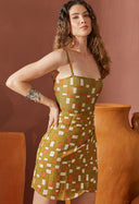 Vestido Saia Nara Ilha feminino com estampa geométrica verde oliva, branco e laranja, modelo lateral, marca Fio a Fio Beach