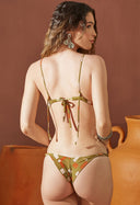 Vista traseira de calcinha semi fio com regulador estampada em verde oliva, laranja e branco, biquíni feminino com top amarrado