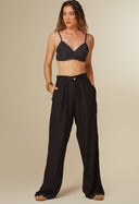 Calça pantalona social preta mulher tecido fluido cintura alta com bolsos e botão dourado