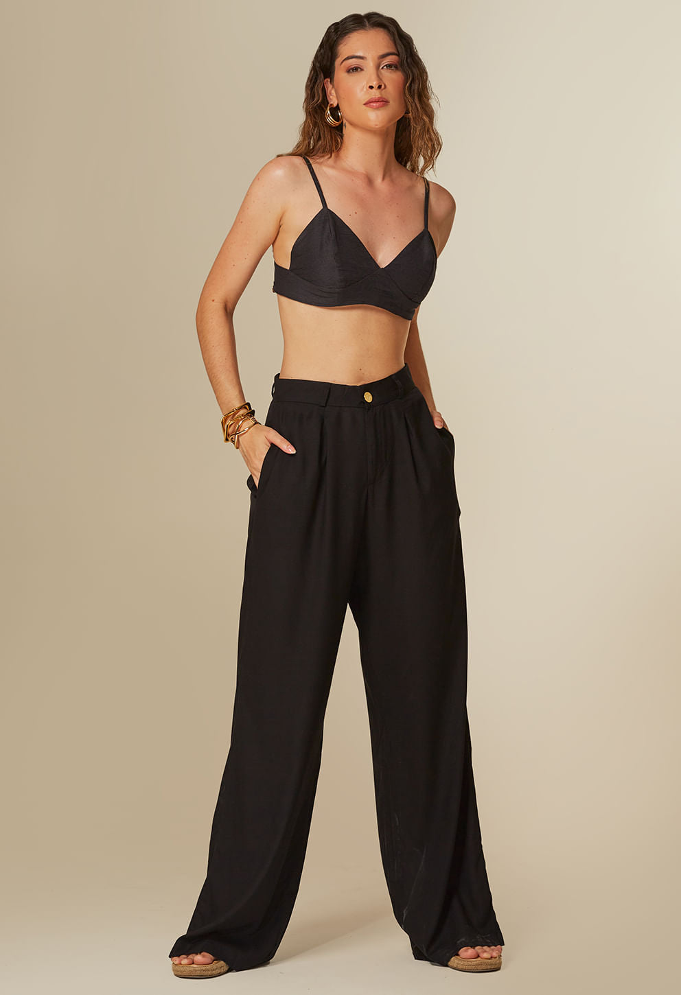 Calça pantalona social preta cintura alta tecido fluido com bolsos laterais