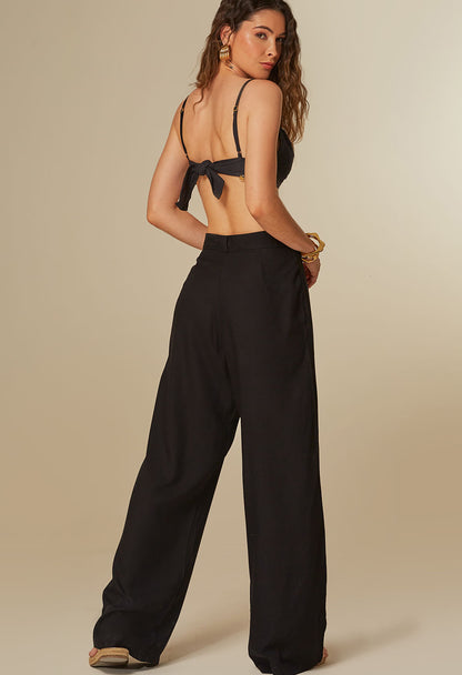 Calça pantalona social preta vista traseira tecido fluido cintura alta